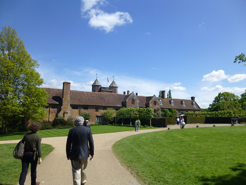 sissinghurst_approach.jpg